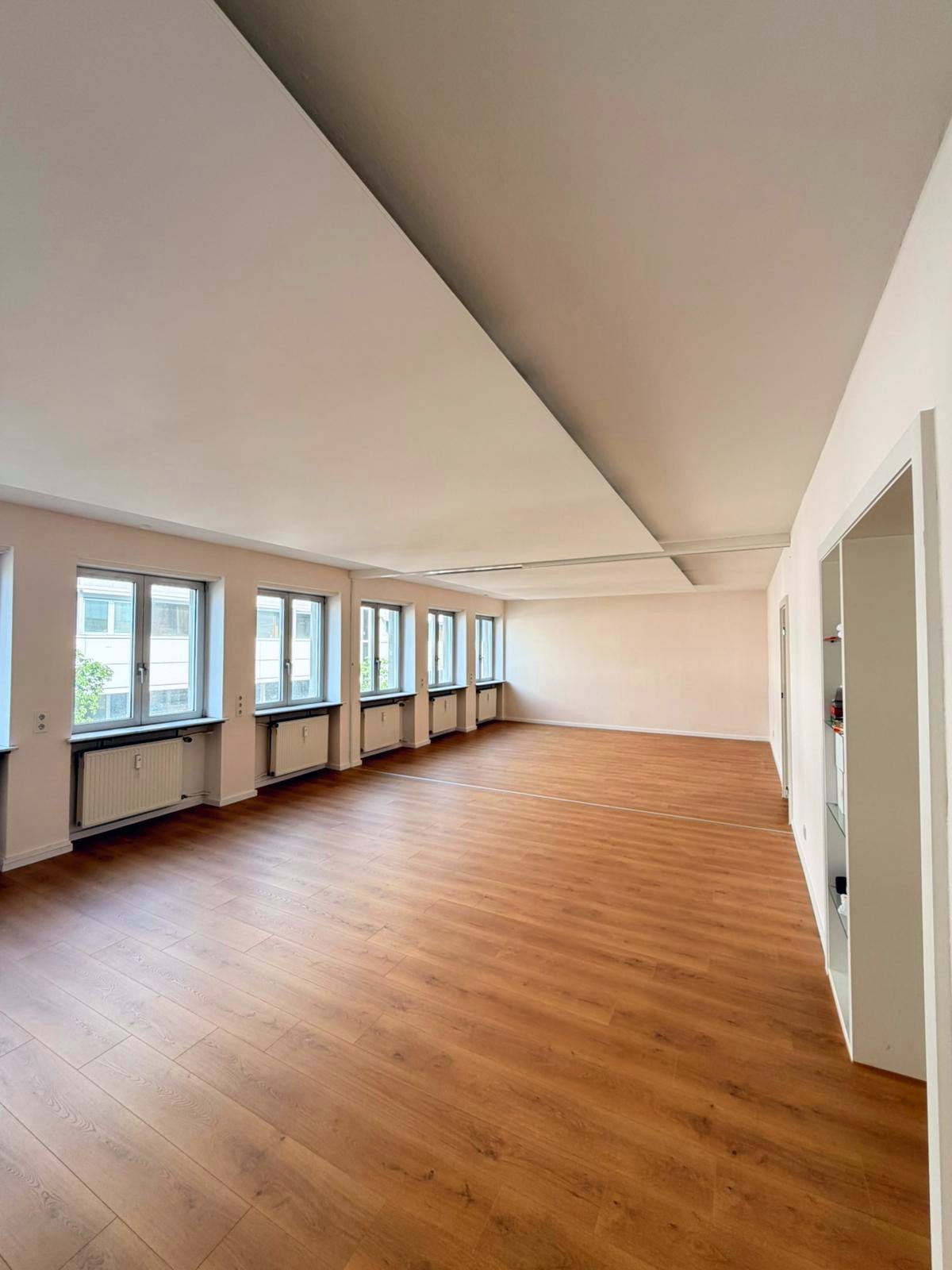 SecondFloor Hauptraum, leer und lichtdurchflutet
