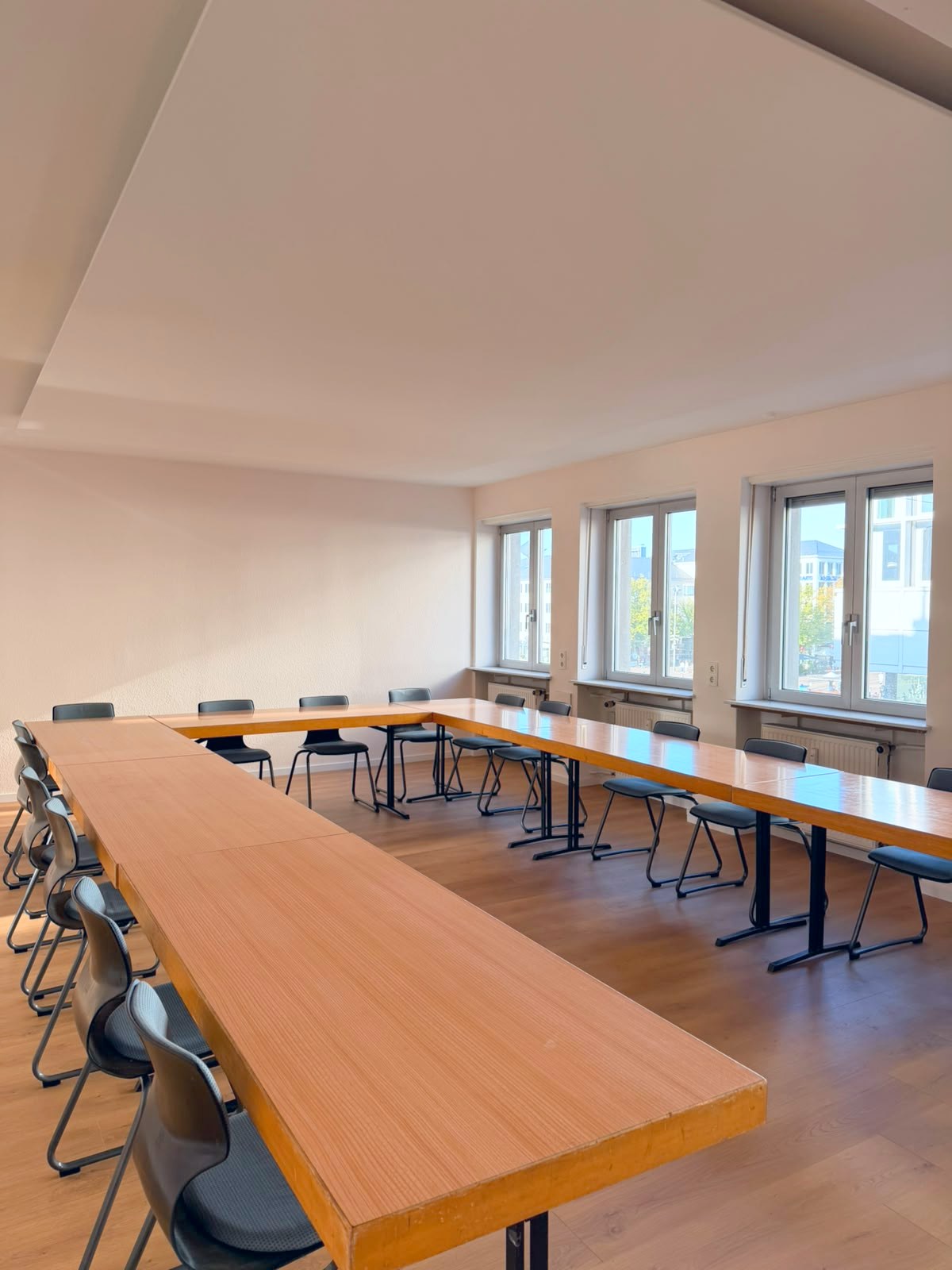 SecondFloor Hauptraum mit Tischen in U-Form