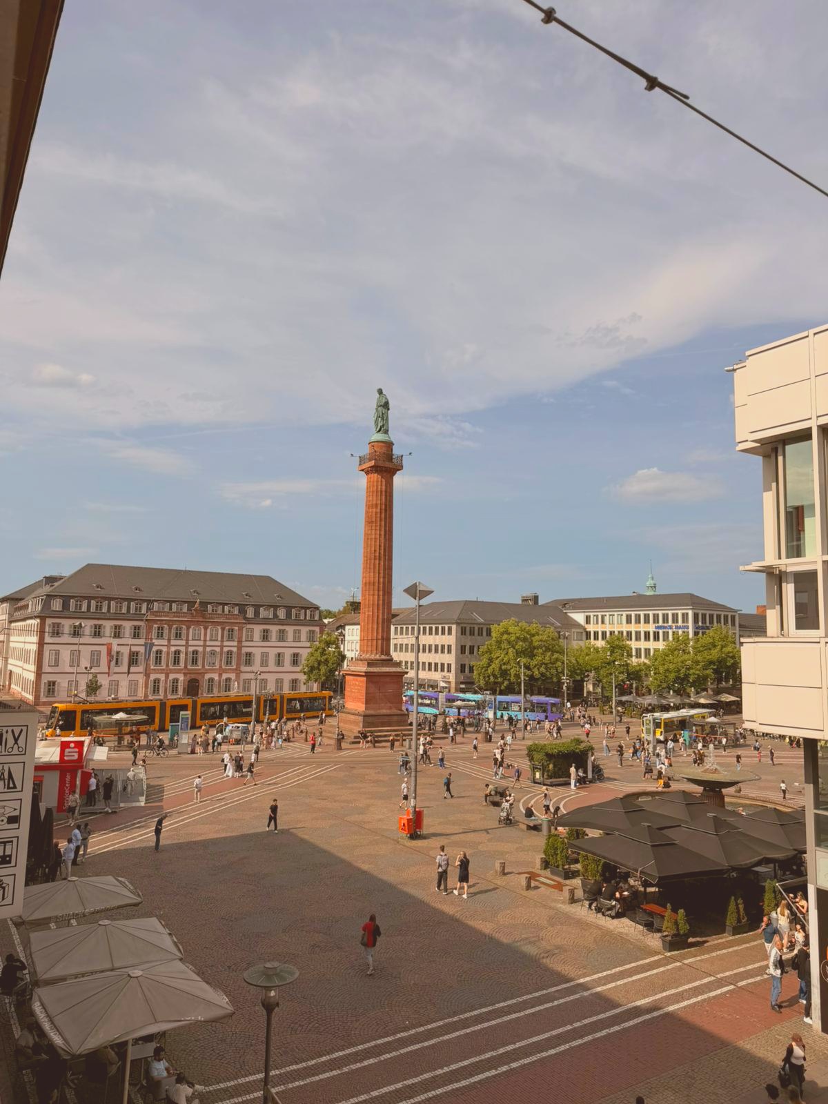 Blick aus dem Fenster auf den Luisenplatz